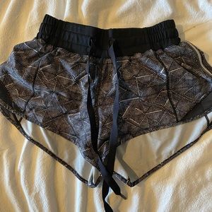 lululemon hotty hot short 2.5”